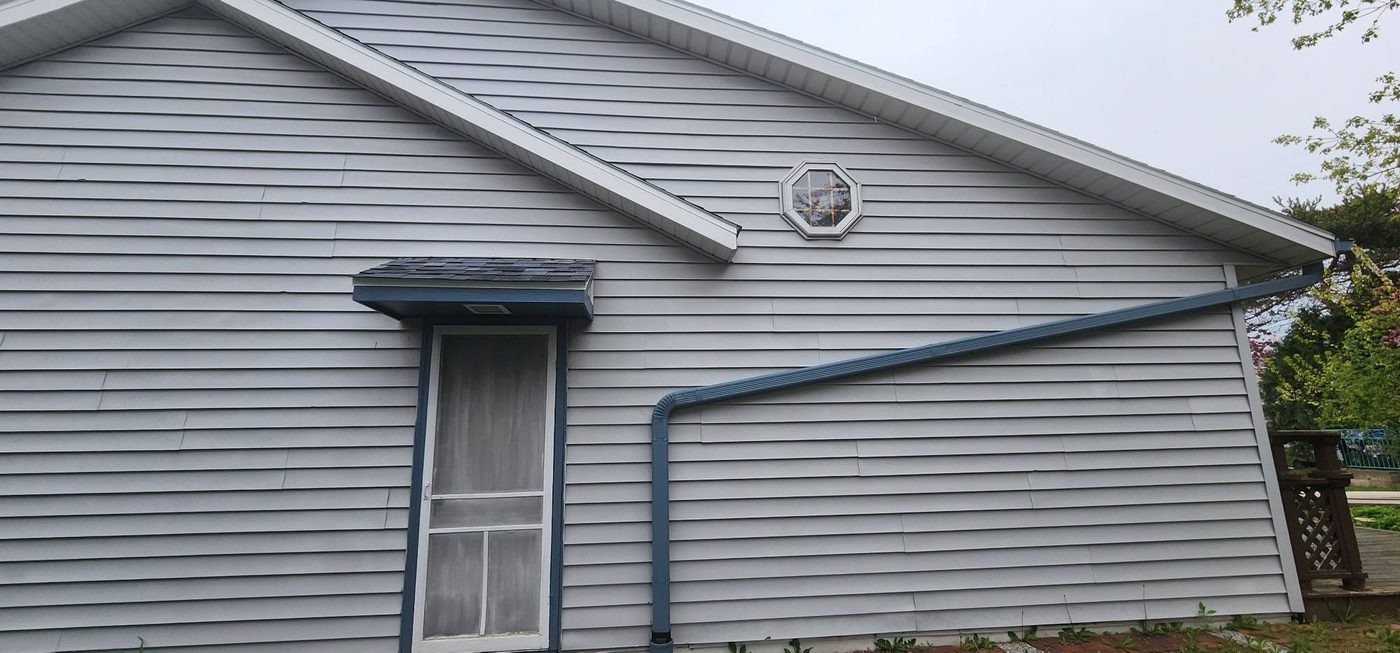 Home with weathered siding before TrueNorth Exteriors